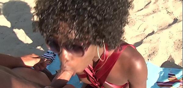  Ils baisent sur une plage nudiste [Full Video]